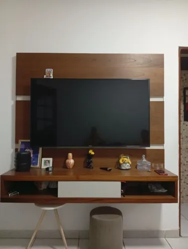 Painel suspenso para TV até 55 polegadas