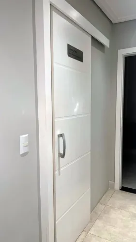 Porta de correr frisada branca Artens com batente e puxador 70x210