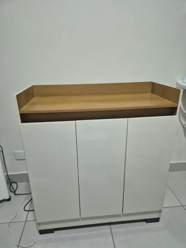 Cômoda praticamente nova, com as seguintes medidas 96 cm altura por 86cm largura .