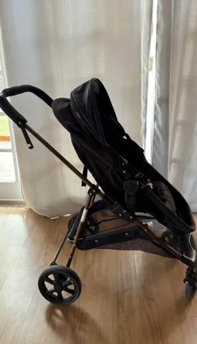 Carrinho de Bebê Galzerano com bebê conforto