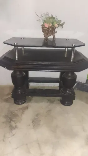 Mesinha de canto e tronco de árvore.