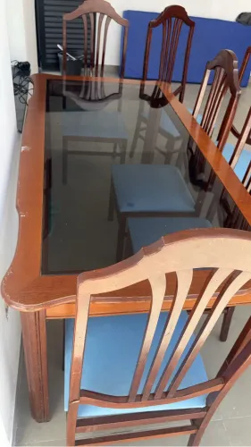 Vendo mesa de madeira e vidro , com 6 cadeiras