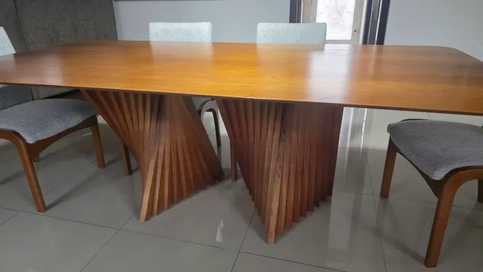 Mesa de madeira 6 lugares com cadeiras