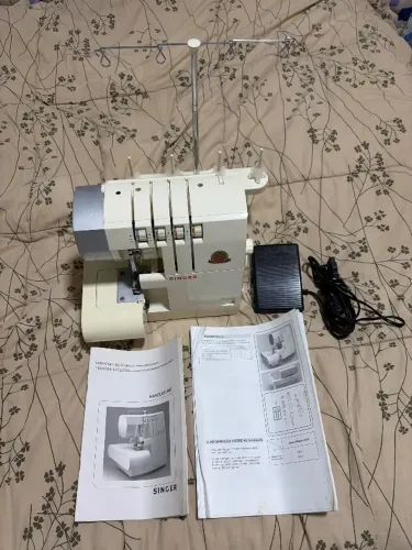 Máquina de Costura Overloque Singer 220W