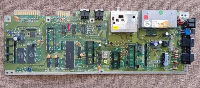 Placa Mãe ( Motherboard ) Commodore 64 ( Modelo C64C ) - Ruim / Para Conserto