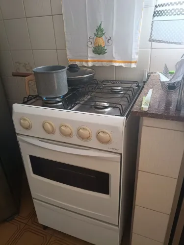 Fogão 4 bocas e forno tudo funcionando