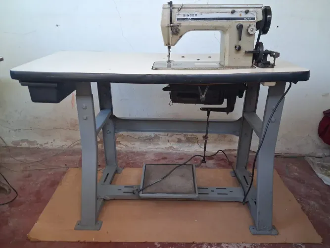 Maquina de Costura Semi Industrial Zig Zag Motor Convencional Singer 021D - Seminova