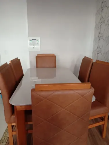 Mesa de vidro mais 6 cadeiras de couro