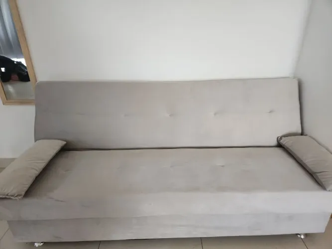 Sofá cama bege em estado perfeito de conservação