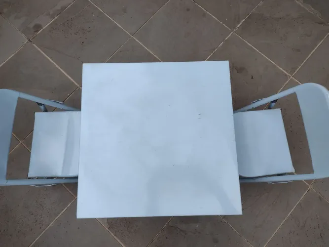 Mesa e cadeiras infantil de ferro