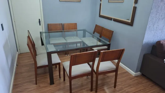 Mesa quadrada pra 8 lugares. Tampo de vidro e base de ferro
