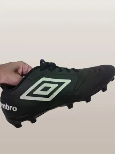 chuteira de campo umbro