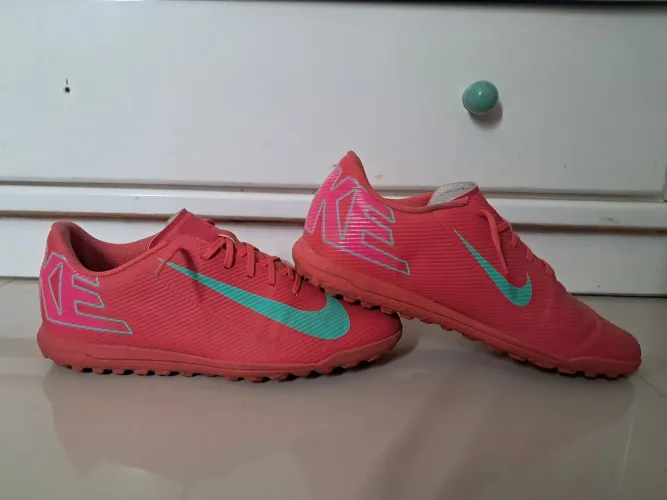 Chuteira Nike society