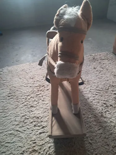 Cavalinho de madeira e pelúcia