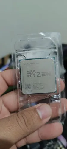 Ryzen 5 2600 6 núcleos e 12 threads mais cooler universal funcionando perfeitamente.