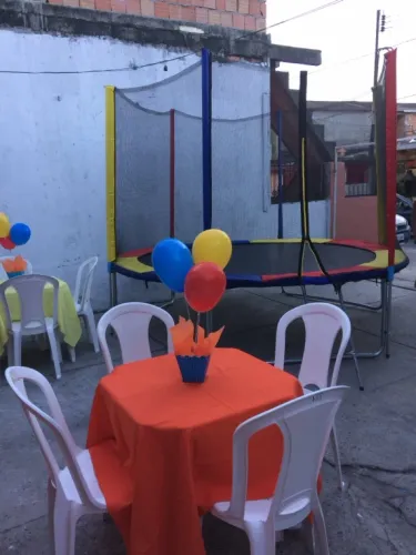 Mesa com toalha e cama elástica 