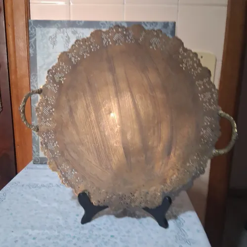 Centro mesa/ bandeja oval com 4 pezinhos, 32 cm diâmetro. Com alças.