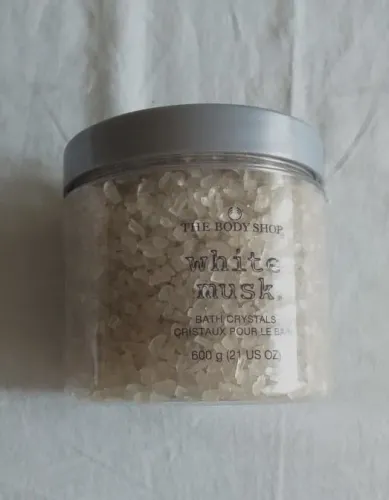 Cristais de banho marca White Musk. Embalagem com 600 gramas.
