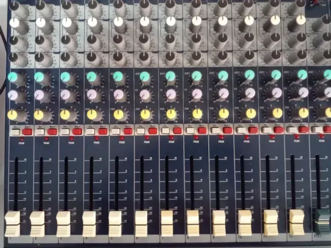 Mesa De Som Analogica Soundcraft Efx12 12 Canais Com Efeitos