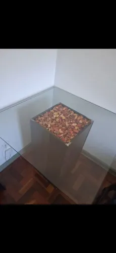 Mesa quadrada, bem conservada e sem cadeiras.