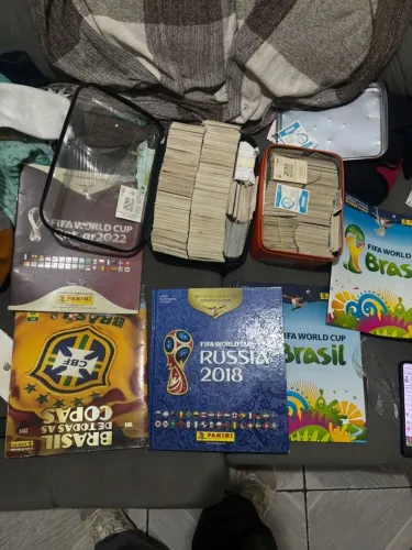 5 álbuns ( 2 completos de 2014 e 2018 e 3 incompleto ) + inúmeras figurinhas 