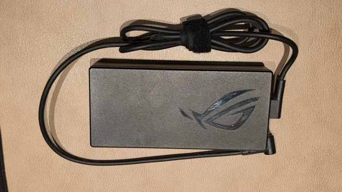 Fonte Notebook Asus 20v 12a 240w 6.0x3.7mm Preto