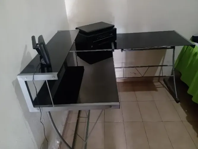 Escrivaninha de vidro em formato de L 