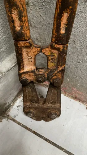 Vende-se Alicate grande que corta vergalhão e aço