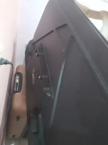 Vem q tem negócio tv de 50 polegadas smart a tela tá com listra mas tá pegando normal..