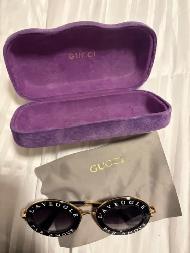Óculos de Sol Gucci L'Aveugle Par Amour Preto e Dourado com Estojo Original