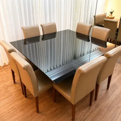 Mesa de Jantar quadrada com 8 cadeiras no couro legitimo