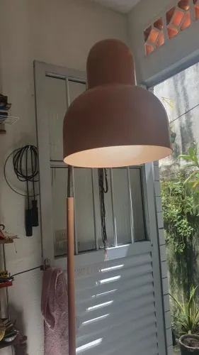 Luminária de chão articulável