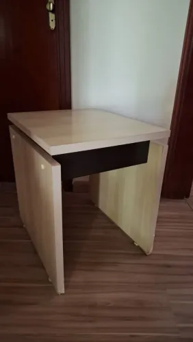Mesa de apoio artely cor marfim e marrom