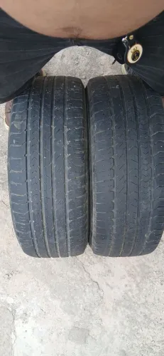 Vende-se um par de pneu aro 15