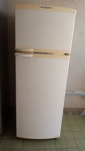 VENDO GELADEIRA FROST FREE MARCA BRASTEMP 330 LITROS GELANDO SUPER BEM