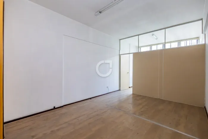 Sala comercial à venda ou locação no Centro de Curitiba, com 34m² privativos Edifício Cre