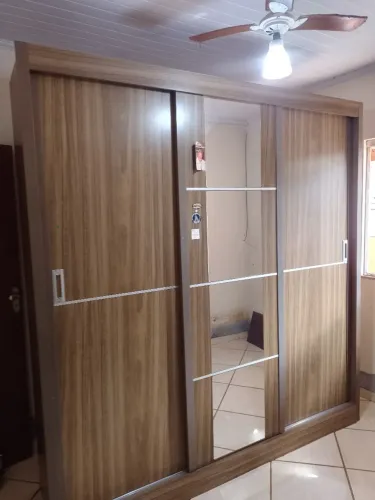 Guarda roupas casal com portas de correr , ótimo estado de conservação, por $1.600,00