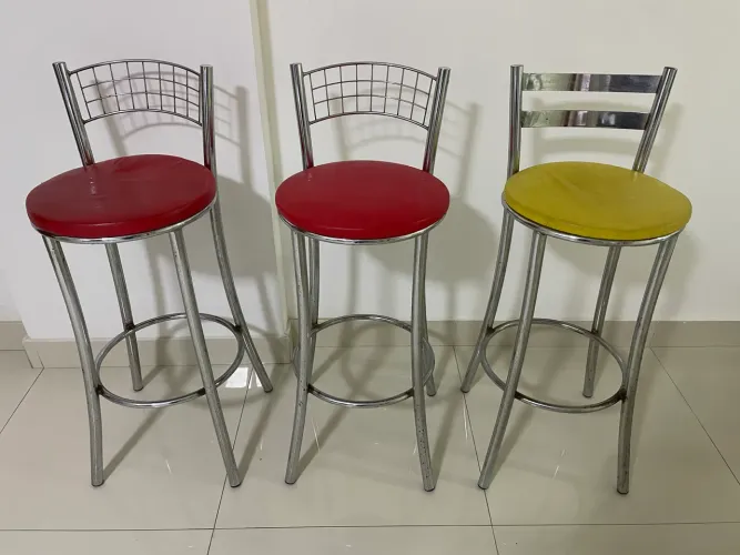 Banqueta Alta com Encosto - R$ 40 cada