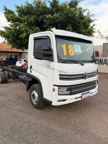 Caminhão WV 11.180 DRC 4x2 