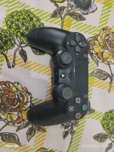 ps4 pro 1tb de armazenamento com 2 controles originais e 3 jogos de cd originais