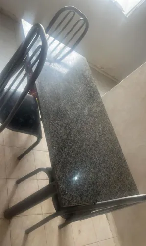 Mesa com tampo de granito