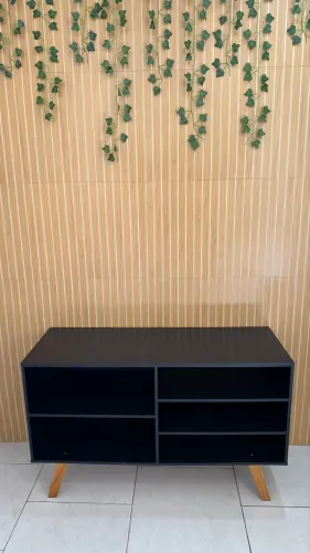 Rack para TV Preto com Pés Amadeirados | 108x38x66 cm | Excelente Estado