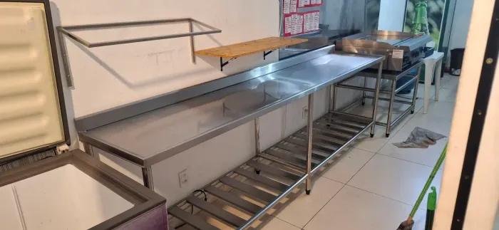 BANCADA EM AÇO INOXIDÁVEL COM PANELEIRO GRADEADO. MEDIDAS: 2,90 X60 X90...ALTO ACABAMENTO