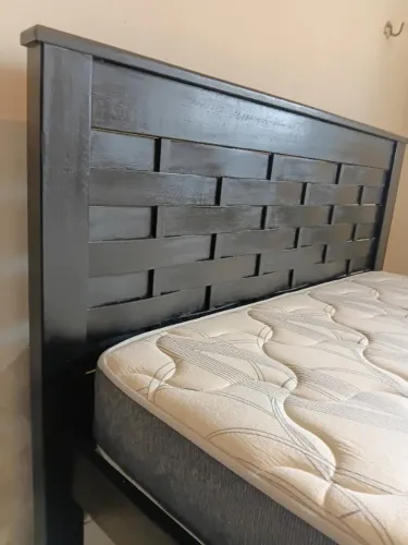 Cama de madeira maciça com colchão novo