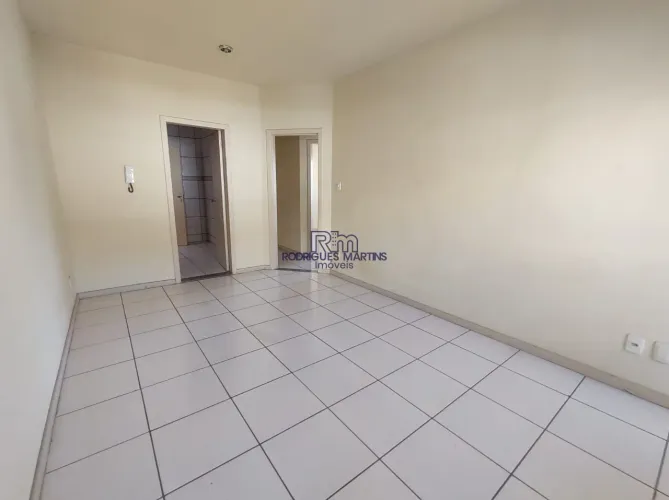 Vende apto com 03 quartos, 03 banhos e 01 vaga