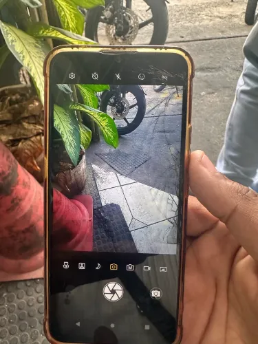 Motorola e7 tudo funcionando normal , só a tela tá feia , mais funciona tudo