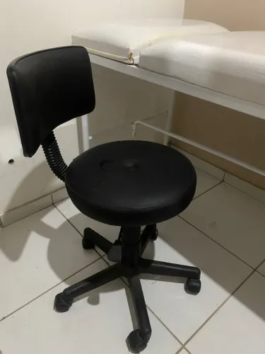 Maca e cadeira mocho (estética)