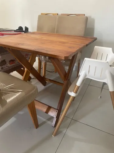 Mesa de madeira quadrada 