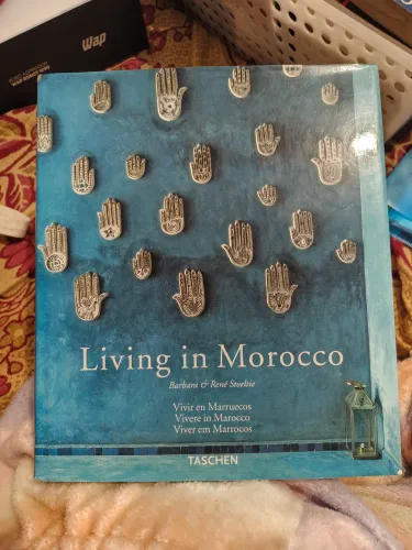 Livro living in morocco trilingue