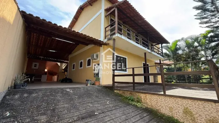 Ótima casa em condomínio fechado com portão eletrônico em Vargem Grande!